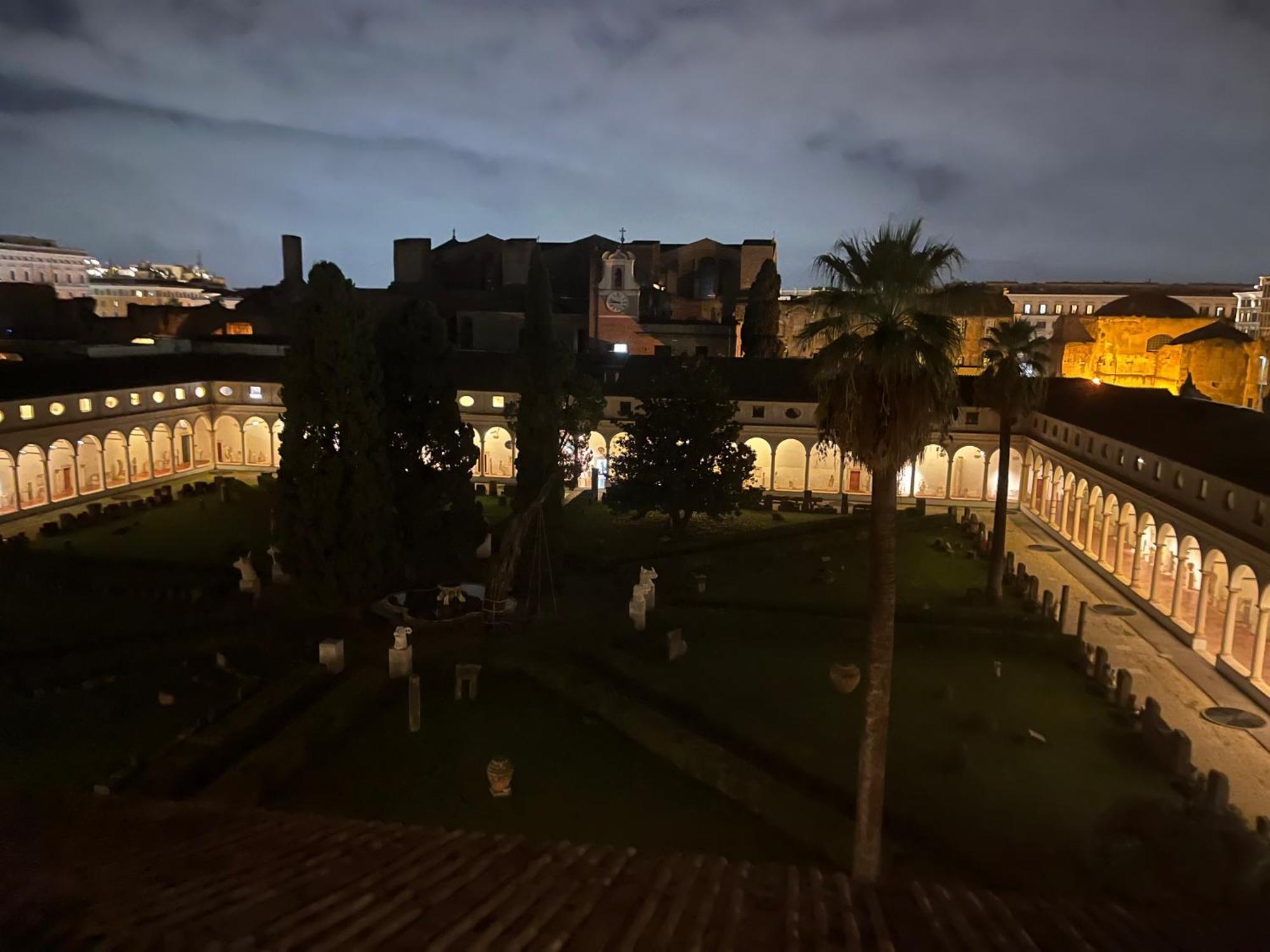 Camera X2 Con Magnifica Vista Sul Chiostro Di Michelangelo E Le Terme Di Diocleziano Rome Bagian luar foto